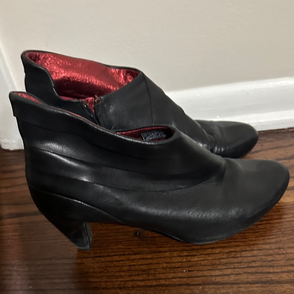 Tsubo Black Leather Ankle Booties with Red Lining